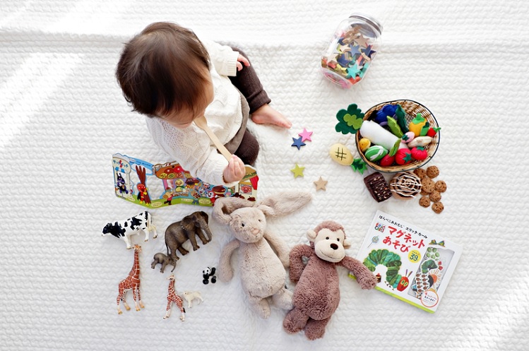 SG 04522 Kid Playing with his Toys
